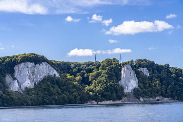 Kreidefelsen von Rügen, Aussichtsplattform an der berühmten Felsformation Königsstuhl, im Nationalpark Jasmund, Blick auf die Ostsee und die Kreidefelsen Küste, zwischen Sassnitz und Lohme, Mecklenburg-Vorpommern, Deutschland, Königsstuhl