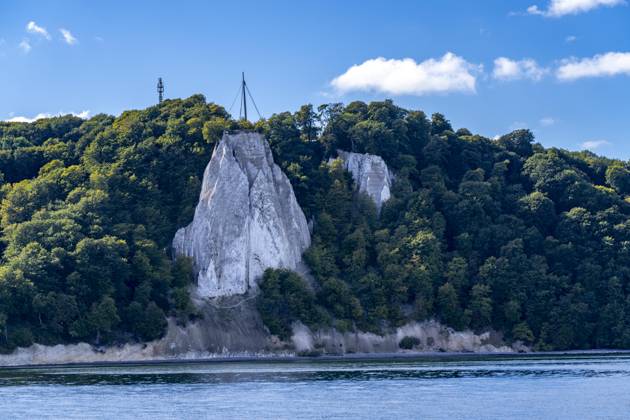 Kreidefelsen von Rügen, Aussichtsplattform an der berühmten Felsformation Königsstuhl, im Nationalpark Jasmund, Blick auf die Ostsee und die Kreidefelsen Küste, zwischen Sassnitz und Lohme, Mecklenburg-Vorpommern, Deutschland, Königsstuhl