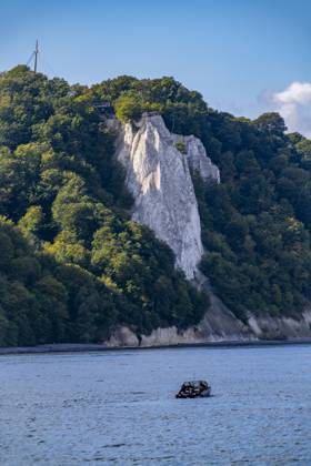 Kreidefelsen von Rügen, Aussichtsplattform an der berühmten Felsformation Königsstuhl, im Nationalpark Jasmund, Blick auf die Ostsee und die Kreidefelsen Küste, zwischen Sassnitz und Lohme, Mecklenburg-Vorpommern, Deutschland, Königsstuhl