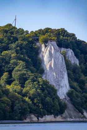 Kreidefelsen von Rügen, Aussichtsplattform an der berühmten Felsformation Königsstuhl, im Nationalpark Jasmund, Blick auf die Ostsee und die Kreidefelsen Küste, zwischen Sassnitz und Lohme, Mecklenburg-Vorpommern, Deutschland, Königsstuhl
