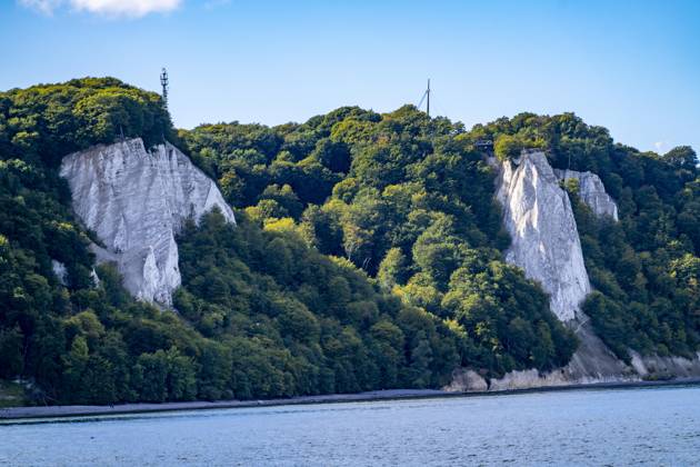 Kreidefelsen von Rügen, Aussichtsplattform an der berühmten Felsformation Königsstuhl, im Nationalpark Jasmund, Blick auf die Ostsee und die Kreidefelsen Küste, zwischen Sassnitz und Lohme, Mecklenburg-Vorpommern, Deutschland, Königsstuhl