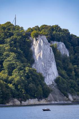 Kreidefelsen von Rügen, Aussichtsplattform an der berühmten Felsformation Königsstuhl, im Nationalpark Jasmund, Blick auf die Ostsee und die Kreidefelsen Küste, zwischen Sassnitz und Lohme, Mecklenburg-Vorpommern, Deutschland, Königsstuhl