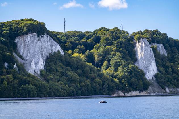 Kreidefelsen von Rügen, Aussichtsplattform an der berühmten Felsformation Königsstuhl, im Nationalpark Jasmund, Blick auf die Ostsee und die Kreidefelsen Küste, zwischen Sassnitz und Lohme, Mecklenburg-Vorpommern, Deutschland, Königsstuhl