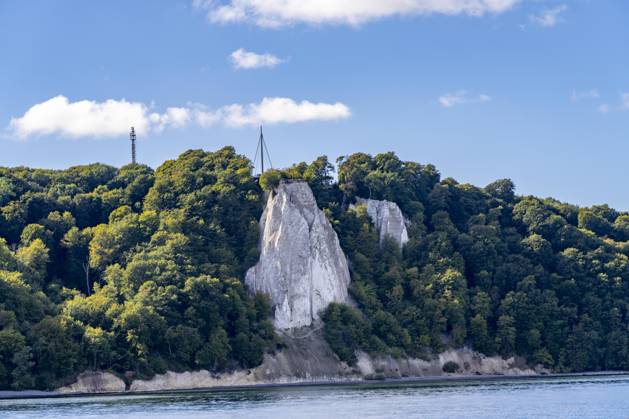 Kreidefelsen von Rügen, Aussichtsplattform an der berühmten Felsformation Königsstuhl, im Nationalpark Jasmund, Blick auf die Ostsee und die Kreidefelsen Küste, zwischen Sassnitz und Lohme, Mecklenburg-Vorpommern, Deutschland, Königsstuhl