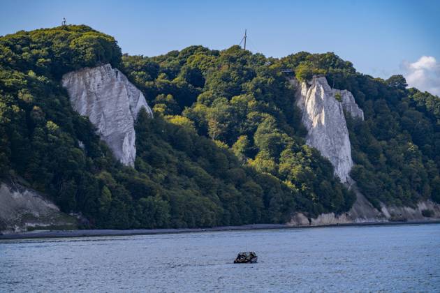 Kreidefelsen von Rügen, Aussichtsplattform an der berühmten Felsformation Königsstuhl, im Nationalpark Jasmund, Blick auf die Ostsee und die Kreidefelsen Küste, zwischen Sassnitz und Lohme, Mecklenburg-Vorpommern, Deutschland, Königsstuhl