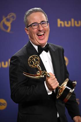 Entertainment Themen der Woche KW37 John Oliver holds his Emmy for Outstanding Scripted Variety Series for Last Week Tonight with John Oliver backstage during the 76th annual Primetime Emmy Awards at the Peacock Theater in Los Angeles on Sunday, September 15, 2024.  LAP20240915916 CHRISxCHEW