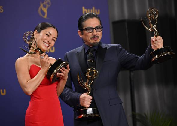 Bilder des Jahres 2024, Entertainment 09 September Entertainment Themen der Woche KW37 Entertainment Bilder des Tages (L-R) Anna Sawai holds her Emmy for the Outstanding Lead Actress in a Drama Series award and Hiroyuki Sanada holds his Emmy for the Outstanding Lead Actor in a Drama Series award for Shogun ,backstage during the 76th annual Primetime Emmy Awards at the Peacock Theater in Los Angeles on Sunday, September 15, 2024.  LAP20240915922 CHRISxCHEW