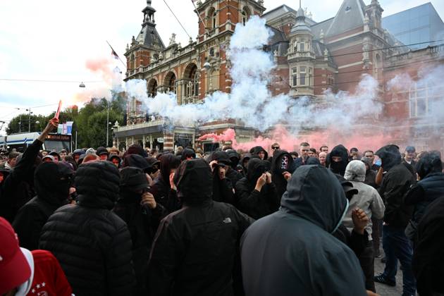 Bilder des Jahres 2024, News 09 September News Themen der Woche KW37 News Bilder des Tages Ajax Supporters Riot in Amsterdam Hundreds of Ajax supporters clashed with police at the central station in Amsterdam, vandalizing property and police vehicles. Riot police were deployed to manage the escalating situation, with fireworks and firecrackers adding to the chaos. Public transport was disrupted, and a tram was attacked by rioters, creating a tense and volatile atmosphere. Amsterdam North Holland Netherlands Copyright: xMounebxTaimx