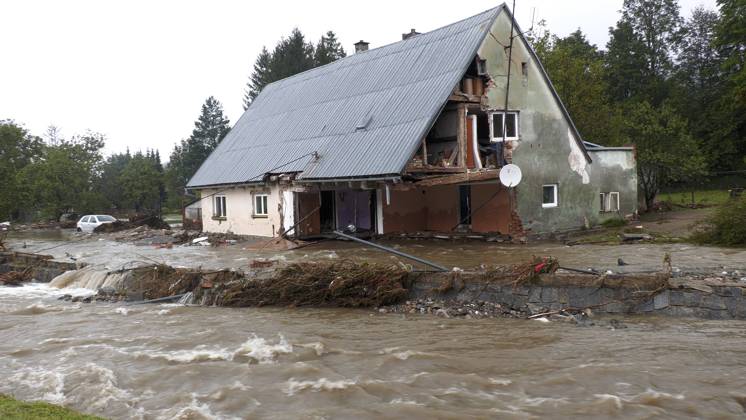 Bilder des Jahres 2024, News 09 September News Themen der Woche KW38 News Bilder des Tages Aufnahmen wie man sie aus dem Ahrtal kennt. Im Altvatergebirge wüteten die Unwetter am Wochenende besonders heftig. In diesem Gebiet fielen über 400 Liter auf dem Quadratmeter. Zu viel für den modernsten Hochwasserschutz. Viele Ortschaften sind von der Außenwelt abgeschnitten. Unser Kameramann versucht nach Jesen’k vorzudringen. Alle Zufahrtsstraßen zu diesem Ort sind jedoch vom Hochwasser abgeschnitten worden. In der Gemeinde Vapenna (Setzdorf) gab es ebenfalls Ausmaße, die es so noch nie gab. Im Ort wurden Straßen, Brücken und Häuser weggerissen. Nur noch die Treppen zum Keller sind sichtbar (on tape). Im Ort herrscht Ausnahmezustand. Jedes Wohnhaus am Fluss Vidnavka wurde massiv beschädigt. Im Ort gibt es kein Trinkwasser, Gas gab es ers