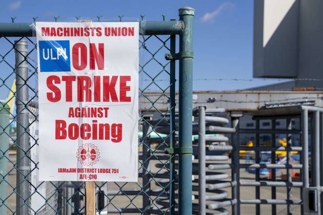 Bilder des Jahres 2024, News 09 September News Themen der Woche KW38 News Bilder des Tages September 16, 2024, Renton, Washington, USA: Picket signs stand outside the Boeing Company s Renton Factory during an ongoing strike of the company s approximately 33,000 machinists, in Renton, Washington, USA, on Mon., Sept. 16, 2024. The machinists are members of the International Association of Machinists and Aerospace Workers union and last week voted overwhelmingly (94.6% in favor) to reject a contract offered by Boeing and to strike (96% in favor). The workers walked out of their shifts last Friday morning at 12:01am and have been picketing around the clock since. Renton USA - ZUMAb344 20240916_znp_b344_021 Copyright: xScottxBrauerx