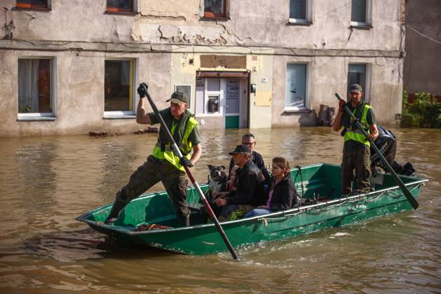 News Bilder des Tages Floods In Poland Residents are being evacuated by emergency workers after Nysa Klodzka river flooded town of Lewin Brzeski in southwestern Poland, on September 17th, 2024. Storm Boris has caused rivers to burst banks in southern and southwest regions of Poland. Prime Minister of Poland declared a state of natural disaster in affected areas. Lewin Brzeski Poland  Copyright: xBeataxZawrzelx originalFilename: zawrzel-floodsin240917_npvPe.jpg