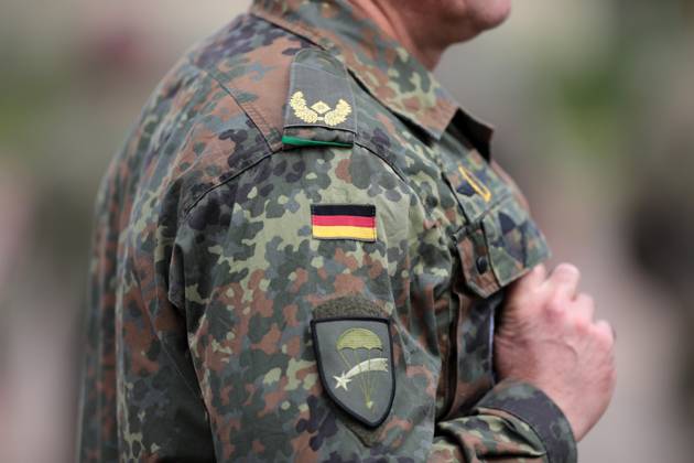 Uniform mit Schulterklappen und Dienstgrad Brigadegeneral auf Flecktarnanzug von Brigadegeneral Andreas Steinhaus, Kommandeur der Luftlandebrigade 1 (LLBrig 1) in Saarlouis. Bundesverteidigungsminister Boris Pistorius besucht am 17. September 2024 die Luftlandebrigade 1 (LLBrig 1) der Bundeswehr in Saarlouis. Saarlouis Saarland Deutschland