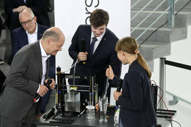 News Bilder des Tages Olaf Scholz beim Empfang der Preisträgerinnen und Preisträger des 59. Bundeswettbewerbs Jugend forscht im Bundeskanzleramt. Berlin, 18.09.2024