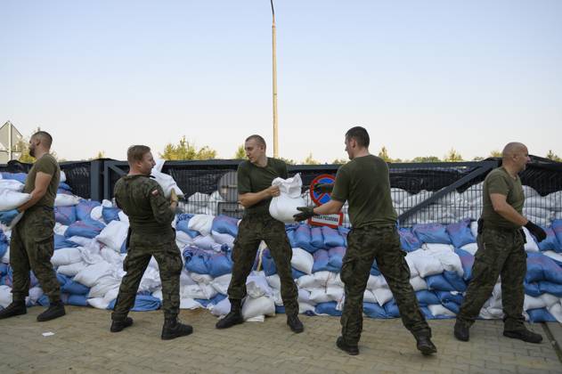 Wroclaw City Prepares For The Flood Wave On The Oder River. People and members of the territorial defense army fill bags with sand as they prepare for the flood wave to reach the southwestern city of Wroclaw, Poland, on September 18, 2024. The government outlines a reconstruction plan once the floodwaters subside, using both state funds and some of the 1.5 billion euros ($1.7 billion) made available by the European Union for impacted countries, Polish Prime Minister Donald Tusk says. Wroclaw Poland  Copyright: xAleksanderxKalkax originalFilename: kalka-wroclawc240918_npiHa.jpg