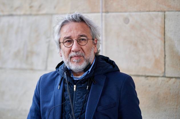 Bilder des Jahres 2024, Entertainment 09 September Entertainment Themen der Woche KW39 News Bilder des Tages Autor und Journalist Can Dündar anlässlich Enthüllung der Gedenktafel für den türkischen Sänger und Komponisten Ne??et Erta?? (Neset Ertas) am U-Bahnhof Bülowstraße in Berlin-Schöneberg. Author and journalist Can Dündar on the occasion of the unveiling of the memorial plaque to the Turkish singer and composer Ne??et Erta?? (Neset Ertas) at Bülowstraße subway station in Berlin-Schöneberg. snapshot-photography F.Boillot