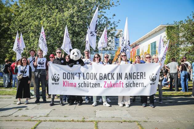 News Bilder des Tages WWF-Aktivisten beim Klimastreik in Berlin vor dem Bundeskanzleramt, Fridays for Future ruft zum Bundesweiten Klimastreik auf, 20.9.2024, Bundeskanzleramt, Berlin, Deutschland