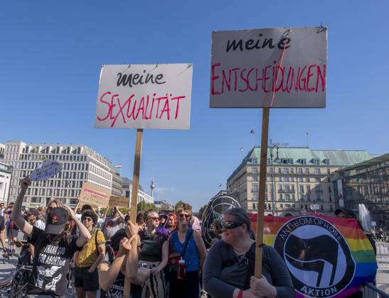 Bilder des Jahres 2024, News 09 September News Themen der Woche KW38 News Bilder des Tages Gegendemonstranten zum Marsch fuer das Leben der Abtreibungsgegner (im Hintergrund) am Samstag (21.09.2024) in Berlin. Mit einem Aktionstag fuer sexuelle Selbstbestimmung und dem 20. Marsch fuer das Leben ist in Berlin fuer und gegen das Recht auf Schwangerschaftsabbrueche demonstriert worden. An Kundgebungen auf beiden Seiten des Brandenburger Tores schlossen sich am Samstag Aufzuege in verschiedene Richtungen an. Am Marsch fuer das Leben der Abtreibungsgegner schaetzte die Polizei die Zahl der Teilnehmerinnen und Teilnehmer im unteren vierstelligen Bereich. An der Demonstration fuer das Recht auf Abtreibungen beteiligten sich laut Polizei rund mehrere Hundert Menschen. (Siehe epd-Meldung vom 21.09.2024) EDITORIAL USE ONLY