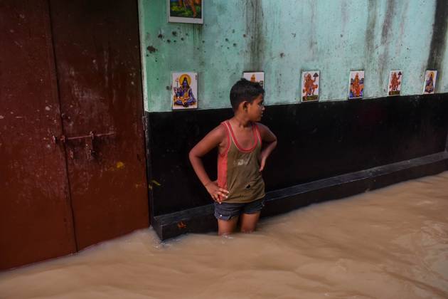 Bilder des Jahres 2024, News 09 September News Themen der Woche KW38 News Bilder des Tages Flood In West Bengal. A boy stands amidst a flooded road in Kolkata, India, on September 21, 2024. Many regions of Kolkata experience flash floods during high tide over the River Ganges, coupled with the alleged release of water from the Damodar Valley Corporation dam, which reaches capacity due to heavy rain last week, according to reports. Kolkata India  Copyright: xDebarchanxChatterjeex originalFilename: chatterjee-notitle240921_npN4F.jpg