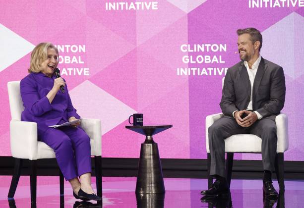 Bilder des Jahres 2024, Entertainment 09 September Entertainment Themen der Woche KW39 Entertainment Bilder des Tages Former United States Secretary of State Hillary Clinton speaks with actor Matt Damon at the Clinton Global Initiative 2024 at the New York Hilton Midtown in New York City on Monday, September 23, 204.  NYP20240923125 JOHNxANGELILLO