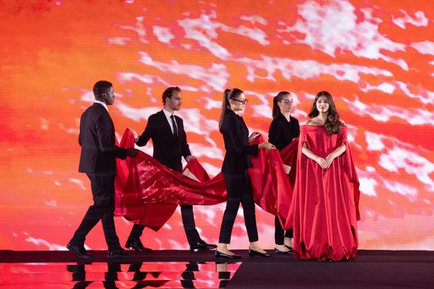 PFW L Oreal Runway Aishwarya Rai attending Le Defile L Oreal Paris – Walk Your Worth Womenswear Spring-Summer 2025 show as part of Paris Fashion Week, in Paris, France on September 23, 2024. Photo by Aurore Marechal ABACAPRESS.COM Paris France Copyright: xMarechalxAurore ABACAx