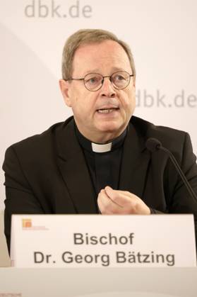 Georg Bätzing beim Pressegespräch zur Vorbereitung der Weltsynode in Rom auf der Herbst-Vollversammlung der Deutschen Bischofskonferenz im Dompfarrzentrum. Fulda, 24.09.2024
