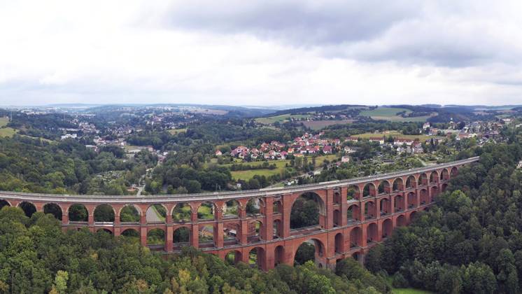 Luftbild der Göltzschtalbrücke, ein beeindruckendes Viadukt aus Ziegelsteinen, das sich majestätisch über das Tal der Göltzsch spannt. Die Brücke besteht aus mehreren Bögen und ist die größte Ziegelsteinbrücke der Welt. Mylau, Reichenbach, Netzschkau, Sachsen, Deutschland, Europa Aerial view of the Göltzsch Valley Bridge, an impressive brick viaduct that spans majestically over the Göltzsch valley. The bridge consists of several arches and is the largest brick bridge in the world. Mylau, Reichenbach, Netzschkau, Saxony, Germany, Europe Copyright: imageBROKER fotoping ibxwth11424450.jpg