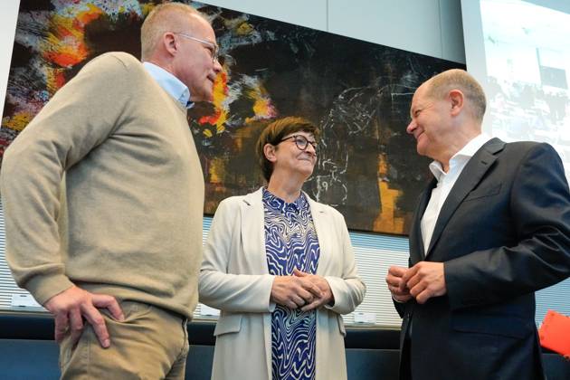 News Bilder des Tages SPD-Bundestagsfraktion, Auftaktbilder Fraktionssitzung SPD-Bundestagsfraktion, Matthias Miersch, Saskia Esken, Parteivorsitzende, Bundeskanzler Olaf Scholz Berlin Berlin GER
