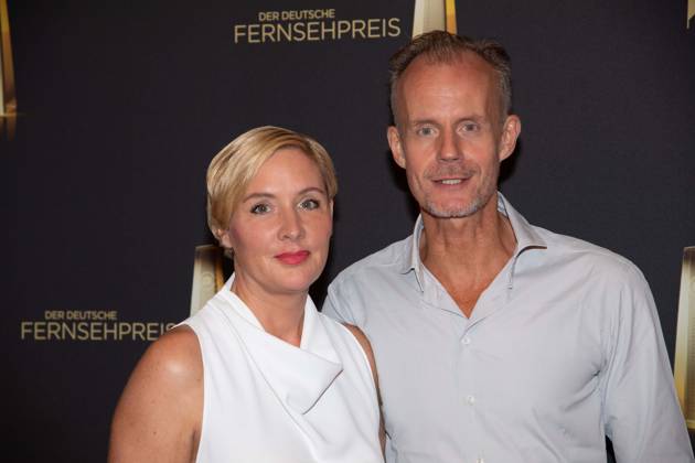 Max UTHOFF, Moderator, Comedian, und Tina UTHOFF, Roter Teppich, Red Carpet Show, Ankunft, arrival, Verleihung des Deutschen Fernsehpreises, Die Nacht der Kreativen - Der Deutsche Fernsehpreis 2024, Deutscher Fernsehpreis 2024 in Koeln, am 24.09.2024.