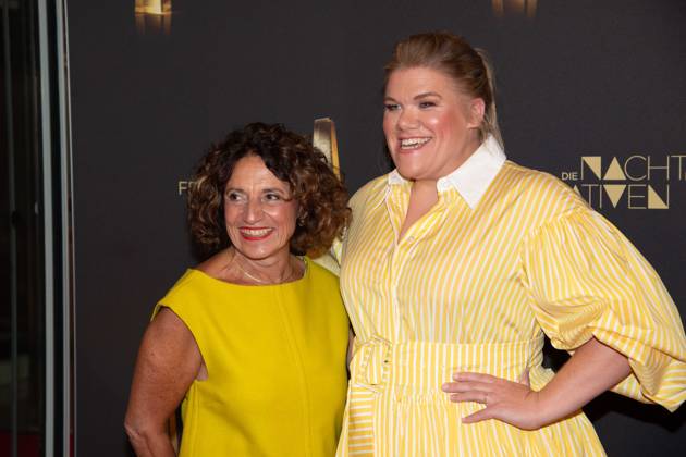 v.l. Adriana ALTARAS, Schauspielerin, und Gisa FLAKE, Schauspielerin, Roter Teppich, Red Carpet Show, Ankunft, arrival, Verleihung des Deutschen Fernsehpreises, Die Nacht der Kreativen - Der Deutsche Fernsehpreis 2024, Deutscher Fernsehpreis 2024 in Koeln, am 24.09.2024.