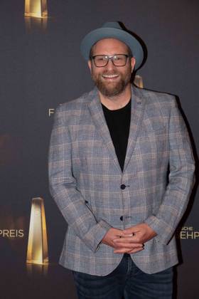 Gregor MEYLE, Saenger, Musiker, Roter Teppich, Red Carpet Show, Ankunft, arrival, Verleihung des Deutschen Fernsehpreises, Die Nacht der Kreativen - Der Deutsche Fernsehpreis 2024, Deutscher Fernsehpreis 2024 in Koeln, am 24.09.2024.