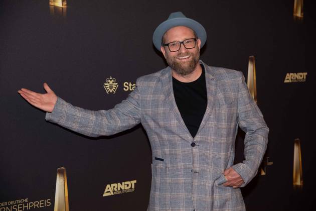 Gregor MEYLE, Saenger, Musiker, Roter Teppich, Red Carpet Show, Ankunft, arrival, Verleihung des Deutschen Fernsehpreises, Die Nacht der Kreativen - Der Deutsche Fernsehpreis 2024, Deutscher Fernsehpreis 2024 in Koeln, am 24.09.2024.