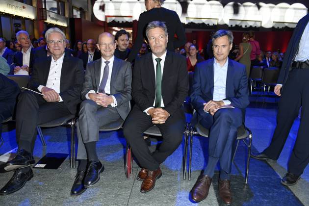 RECORD DATE NOT STATED Verleihung des Deutschen Gründerpreis im ZDF Hauptstadtstudio Andreas Haffner (Vorstand für Personal- und Sozialwesen der Porsche AG) , Prof. Dr. Ulrich Reuter (Präsident des DSGV - DSGV.de) , Robert Habeck und Dr. Norbert Himmler (Intendant des ZDF) bei der Verleihung des Deutschen Gründerpreis im ZDF-Hauptstadtstudio in in Berlin Copyright: xEventpressxTimmx