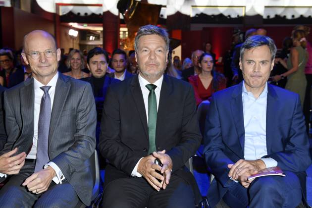 RECORD DATE NOT STATED Verleihung des Deutschen Gründerpreis im ZDF Hauptstadtstudio Prof. Dr. Ulrich Reuter (Präsident des DSGV - DSGV.de) , Robert Habeck und Dr. Norbert Himmler (Intendant des ZDF) bei der Verleihung des Deutschen Gründerpreis im ZDF-Hauptstadtstudio in in Berlin Copyright: xEventpressxTimmx