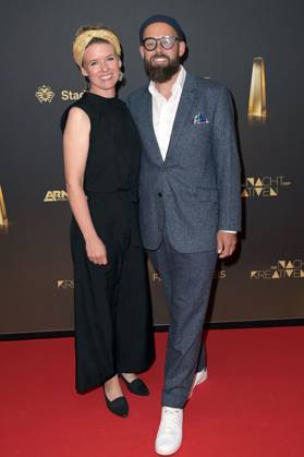 J. Patrick Arbeiter mit Begleitung bei der Verleihung des Deutschen Fernsehpreises 2024 - Die Nacht der Kreativen in der Flora Köln. Köln, 24.09.2024