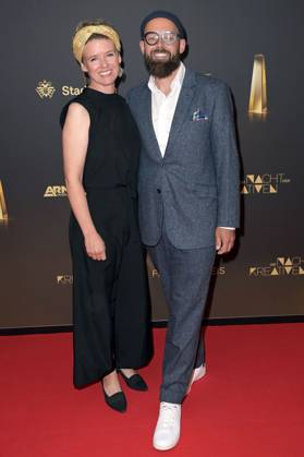 J. Patrick Arbeiter mit Begleitung bei der Verleihung des Deutschen Fernsehpreises 2024 - Die Nacht der Kreativen in der Flora Köln. Köln, 24.09.2024