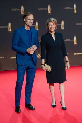 Wulf SCHMIESE, Moderator, Marietta SLOMKA, Moderatorin, Roter Teppich, Red Carpet Show, Ankunft, arrival, Verleihung des Deutschen Fernsehpreises, Der Deutsche Fernsehpreis 2024, Deutscher Fernsehpreis 2024 in den MMC Studios Koeln, am 25.09.2024.