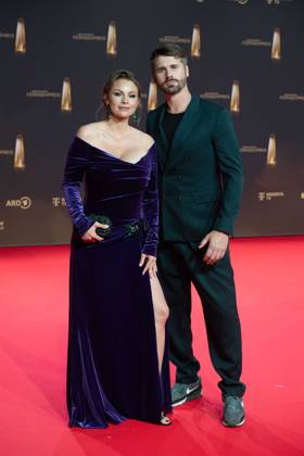 Thore SCHOELERMANN, Schölermann, Schauspieler, Jana-Julie KILKA, Schauspielerin, Roter Teppich, Red Carpet Show, Ankunft, arrival, Verleihung des Deutschen Fernsehpreises, Der Deutsche Fernsehpreis 2024, Deutscher Fernsehpreis 2024 in den MMC Studios Koeln, am 25.09.2024.
