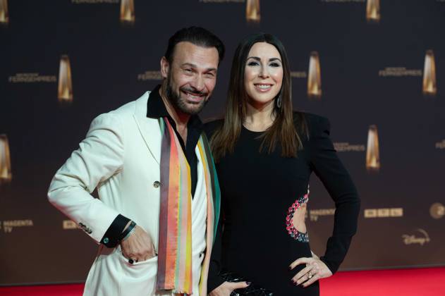 Judith WILLIAMS, Unternehmerin, Moderatorin, mit Ehemann Alexander-Klaus STECHER, Roter Teppich, Red Carpet Show, Ankunft, arrival, Verleihung des Deutschen Fernsehpreises, Der Deutsche Fernsehpreis 2024, Deutscher Fernsehpreis 2024 in den MMC Studios Koeln, am 25.09.2024.