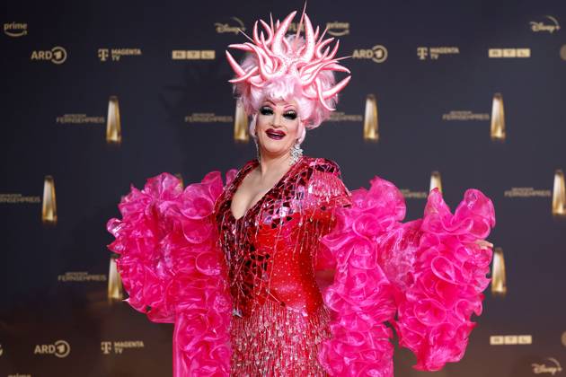 Dragqueen Olivia Jones zeigt ihren trainierten Body auf dem Red Carpet beim Deutschen Fernsehpreis 2024 in den MMC-Studios in Ossendorf. Köln, 25.09.2024 NRW Deutschland Copyright: xChristophxHardtx