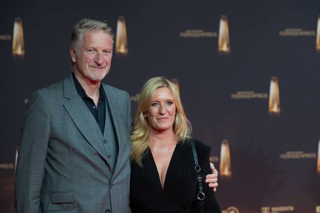 Michael SOUVIGNIER, Produzent, Claudia KLEINERT, Moderatorin, Wetterfee, Roter Teppich, Red Carpet Show, Ankunft, arrival, Verleihung des Deutschen Fernsehpreises, Der Deutsche Fernsehpreis 2024, Deutscher Fernsehpreis 2024 in den MMC Studios Koeln, am 25.09.2024.