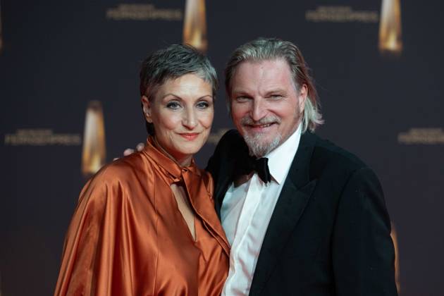 Stefan JUERGENS, Jürgens, Schauspieler, mit Frau Boriana Jürgens Rosenmüller, Roter Teppich, Red Carpet Show, Ankunft, arrival, Verleihung des Deutschen Fernsehpreises, Der Deutsche Fernsehpreis 2024, Deutscher Fernsehpreis 2024 in den MMC Studios Koeln, am 25.09.2024.
