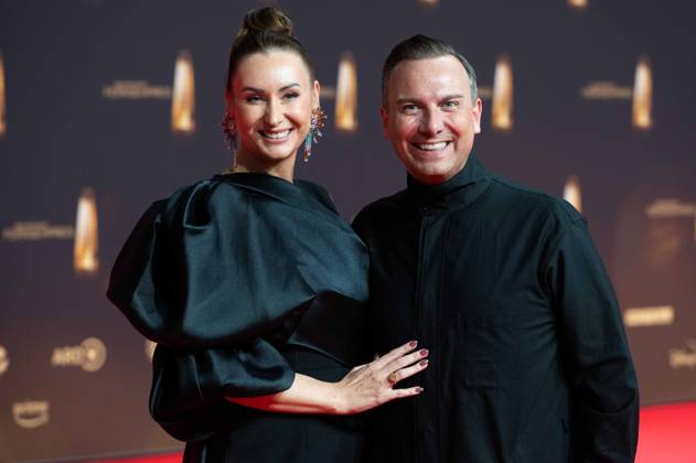 Tim RAUE, Koch, mit Frau Katharina Roter Teppich, Red Carpet Show, Ankunft, arrival, Verleihung des Deutschen Fernsehpreises, Der Deutsche Fernsehpreis 2024, Deutscher Fernsehpreis 2024 in den MMC Studios Koeln, am 25.09.2024.