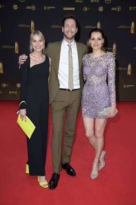 Julia Kleine, Sven Kroll und Bella Lesnik bei der Verleihung des Deutschen Fernsehpreises 2024 in den MMC Studios. Köln, 25.09.2024