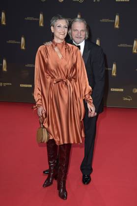 Stefan Jürgens mit Partnerin Boriana Rosenmüller bei der Verleihung des Deutschen Fernsehpreises 2024 in den MMC Studios. Köln, 25.09.2024