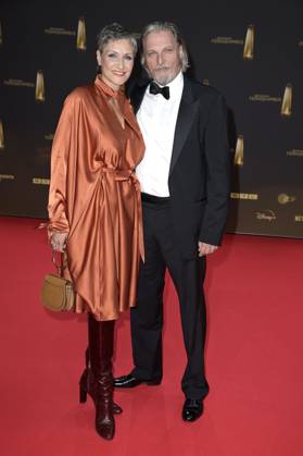 Stefan Jürgens mit Partnerin Boriana Rosenmüller bei der Verleihung des Deutschen Fernsehpreises 2024 in den MMC Studios. Köln, 25.09.2024