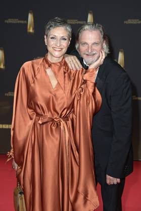 Stefan Jürgens mit Partnerin Boriana Rosenmüller bei der Verleihung des Deutschen Fernsehpreises 2024 in den MMC Studios. Köln, 25.09.2024