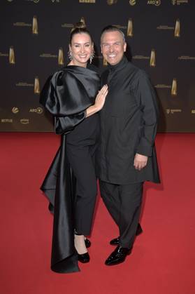 Tim Raue mit Ehefrau Katharina bei der Verleihung des Deutschen Fernsehpreises 2024 in den MMC Studios. Köln, 25.09.2024