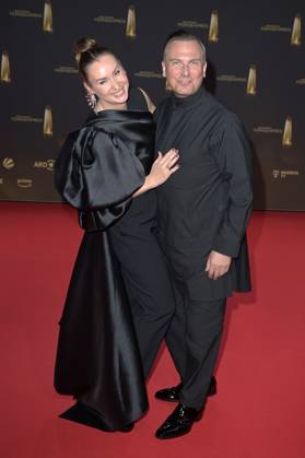 Tim Raue mit Ehefrau Katharina bei der Verleihung des Deutschen Fernsehpreises 2024 in den MMC Studios. Köln, 25.09.2024