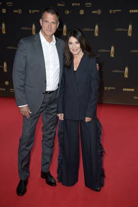 Iris Berben mit Partner Heiko Kiesow bei der Verleihung des Deutschen Fernsehpreises 2024 in den MMC Studios. Köln, 25.09.2024