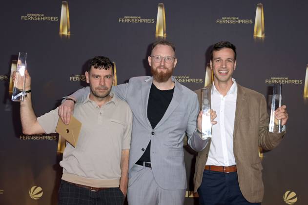 Die Preisträger Gregor Bartsch, Julian Vogel und Milan Loewy für die Dokumentarserie Einzeltäter bei der Verleihung des Deutschen Fernsehpreises 2024 in den MMC Studios. Köln, 25.09.2024